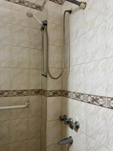 een douche met een douchekop in een badkamer bij Casa Surf bonnet in Mar del Plata