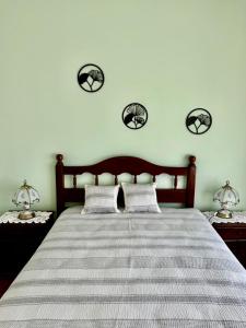 een slaapkamer met een groot bed met twee nachtkastjes bij Casa Surf bonnet in Mar del Plata