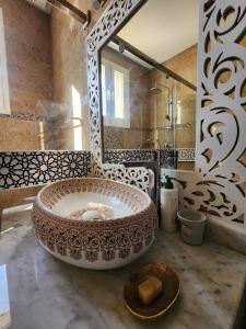 una grande vasca in un bagno con specchio di Urti Villa a Nzala Altre 74 foto