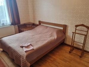 una camera da letto con un letto e un asciugamano sopra di Felicità Family Club 