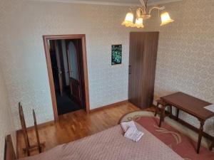 una camera con due letti, un tavolo e uno specchio di Felicità Family Club 