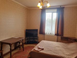 una stanza con un letto, un tavolo e una televisione di Felicità Family Club  Altre 18 foto