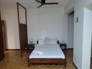 a bedroom with a bed and a ceiling fan at Residencial P&P in Mindelo