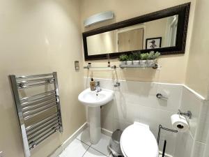 Et badeværelse på Vikings Apartment City Centre Exclusive Offers With Private Parking & Terrace + 33 billeder