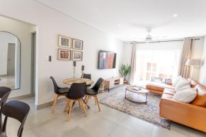 York Escape - Townhouse 26 في جورج: غرفة معيشة مع أريكة وطاولة