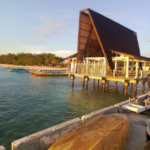 吉利美诺AMIGOS BUNGALOWS GILI MENO的水面上一座建筑物