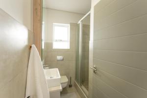 York Escape - Townhouse 26 في جورج: حمام مع حوض ومرحاض ونافذة +24 صورة