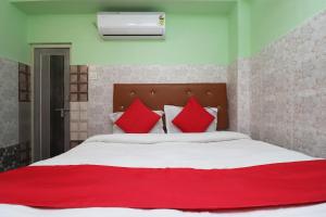 Una cama o camas en una habitación de Hotel O Kunal