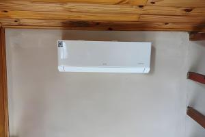 a white heater on a wall under a wooden ceiling at Chalé com bela vista para as montanhas in Resende