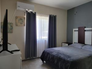 a bedroom with a bed and a window at Departamento Independiente y Acogedor in Ciudad Juárez