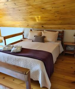 Voodi või voodid majutusasutuse Recanto dos Canários - CHALÉ 2 toas +26 fotot