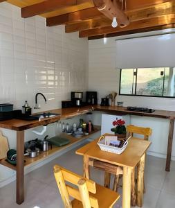 Köök või kööginurk majutusasutuses Recanto dos Canários - CHALÉ 2