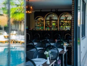 a restaurant with tables and chairs and a bar at Didi Hotel Sapanca in Sapanca