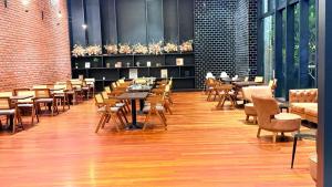 Un lugar para sentarse en Chamber service Suites Kuala Lumpur