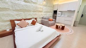 Una cama o camas en una habitación de Chamber service Suites Kuala Lumpur 79 fotos más