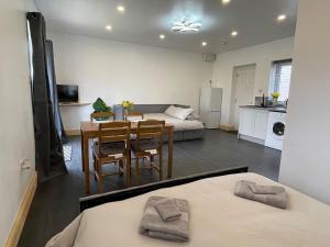 een kamer met een eettafel en een woonkamer bij Daisy in Northampton