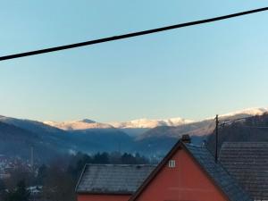 Nespecifikovaný výhled na hory nebo výhled na hory při pohledu z prázdninového domu