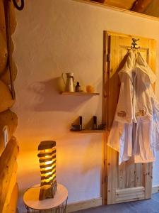 La ComballazThe Forest House的一间有门、桌子和架子的房间