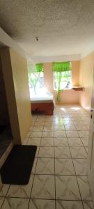 Un dormitorio con una cama y suelo de baldosas. en Chill on the Hill, en Portsmouth 1 foto más