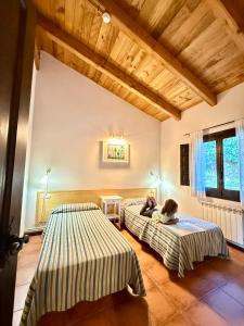 ein Kind auf einem Bett in einem Zimmer in der Unterkunft Apartahotel Valle de Rodellar in Rodellar