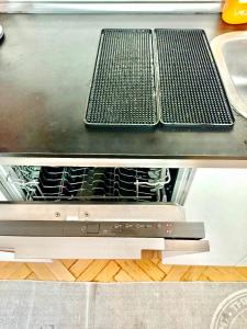 un forno da cucina con una griglia sopra di Penthouse in central Milan a Milano