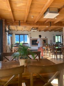 Eine Person geht durch ein Esszimmer mit Tischen und Stühlen in der Unterkunft Apartahotel Valle de Rodellar in Rodellar + 46 Fotos