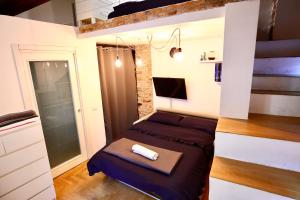 un piccolo appartamento con un letto in una camera di Penthouse in central Milan a Milano