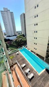 uma piscina no topo de um edifício com edifícios em Atlantis by Mosaico Stays em Vitória