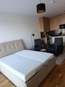 Giường trong phòng chung tại Metropolis apartment