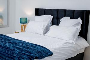 Un pat sau paturi într-o cameră la Avondale Villa