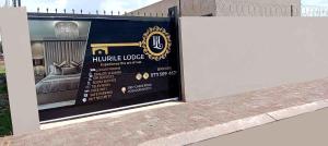 Et logo, certifikat, skilt eller en pris der bliver vist frem på Hlurile Lodge