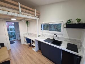 Una cocina o cocineta en Duplex studio