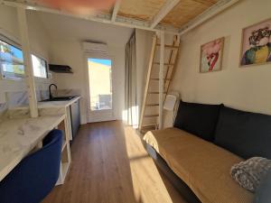 Una televisión o centro de entretenimiento en Duplex studio