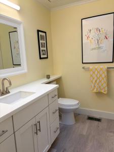 Un baño con lavabo blanco y inodoro. en Boulder Best, en Boulder