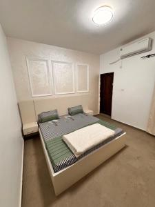 Ένα ή περισσότερα κρεβάτια σε δωμάτιο στο COZy APPARTE +10 φωτογραφίες