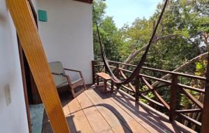 圣奥古斯蒂尼罗Ruunda, Hotel的阳台配有椅子和一棵树