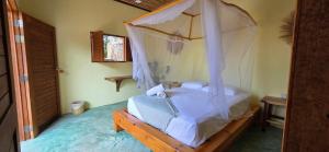 圣奥古斯蒂尼罗Ruunda, Hotel的一张带天蓬的床