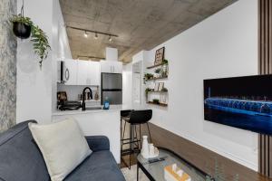 TV a/nebo společenská místnost v ubytování Dreaming at the Base of the Mountain With Parking