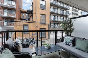 Balkón nebo terasa v ubytování Dreaming at the Base of the Mountain With Parking