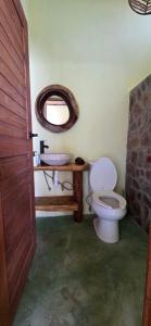 圣奥古斯蒂尼罗Ruunda, Hotel的带马桶和水槽的浴室