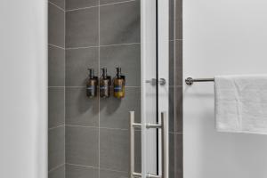 Koupelna v ubytování Dreaming at the Base of the Mountain With Parking + 23 fotografií