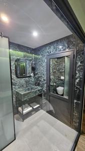 Ένα μπάνιο στο Hotel Agron +22 φωτογραφίες