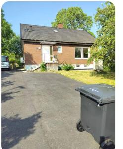 una casa con un cubo de basura en la entrada en Family & Worker Accommodations in Uddevalla, en Uddevalla