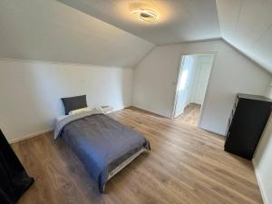 1 dormitorio con 1 cama y 2 altavoces en Family & Worker Accommodations in Uddevalla, en Uddevalla 1 foto más