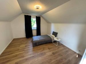 Un dormitorio con una cama y un escritorio y una ventana. en Family & Worker Accommodations in Uddevalla, en Uddevalla