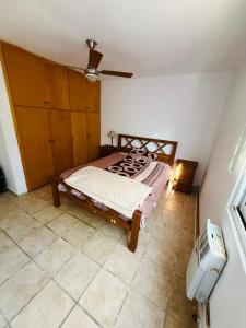 En eller flere senge i et værelse på Casa Allende