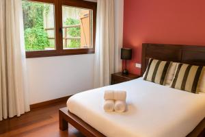 une chambre avec un lit avec deux serviettes dessus dans l'établissement Vall Fosca - Apartamento con espectaculares vistas y jardín privado, à Torre de Capdella