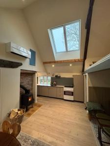 Η κουζίνα ή μικρή κουζίνα στο Historic Cannon House From 1777 On Læsø +25 φωτογραφίες