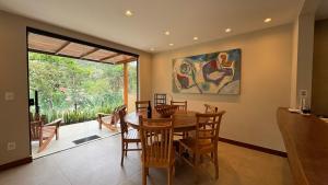 Χώρος καθιστικού στο Casa 09 Floresta Boa Vista - Piscina Privativa, Jardim e Lazer Completo