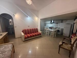 un soggiorno con divano e cucina di La casa di Artu a Passoscuro